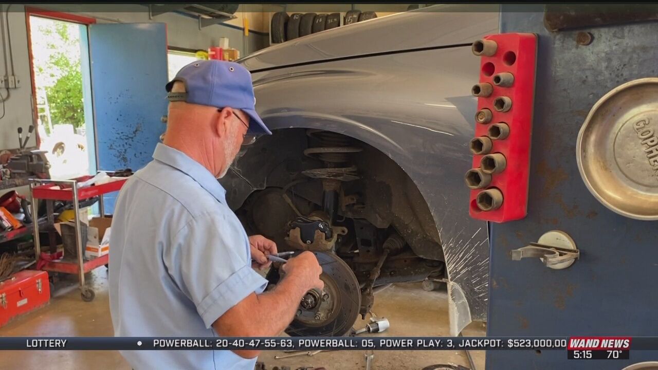Discovering Central Illinois: Donaldson's Full Service Gas Station in Beecher City